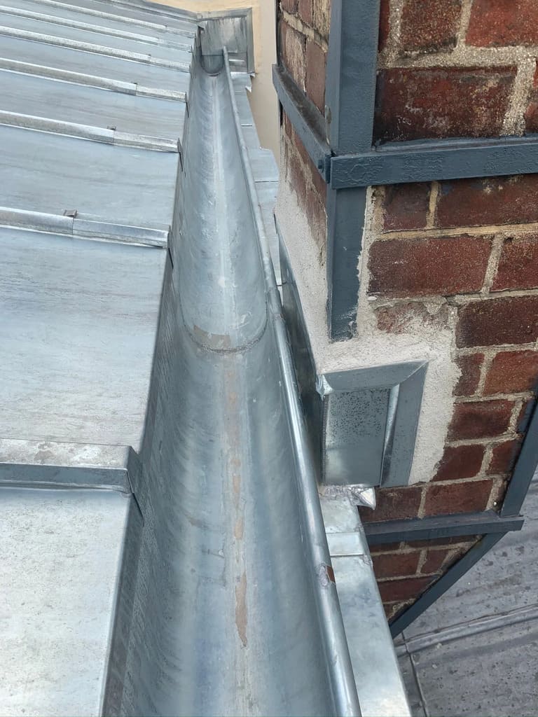 travaux de pose d'entretien et de nettoyage de gouttières de toiture couvreur paris 75 Les Maitres Compagnons