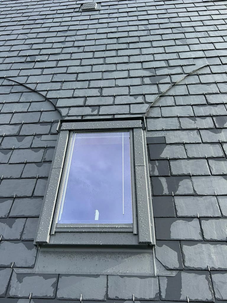 pose et remplacement de fenêtre de toit Velux couvreur paris 75 Les Maitres Compagnons